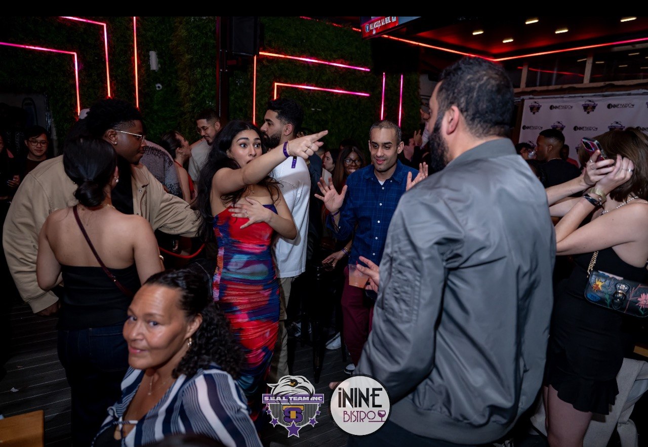 Packed dancefloor at iNine